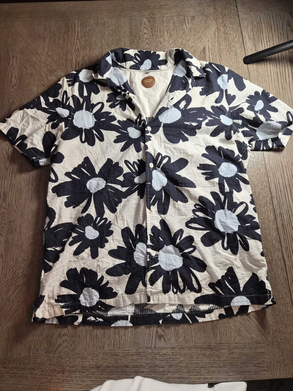 Casual Short-Sleeve Button-Down Shirt - Floral Print Black & White